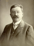 Portrait: Foto (Abb.) von Fritz Blohm 1910 in Rostock. Aus: Wikipedia (SL).